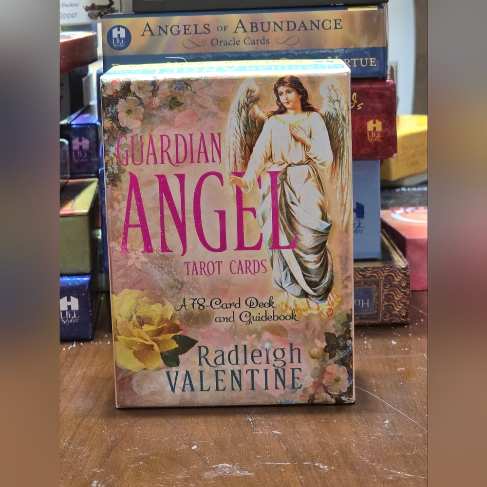 Guardian Angel Tarot Cards: A 78-Card Deck and Guidebook Radleigh Valentine